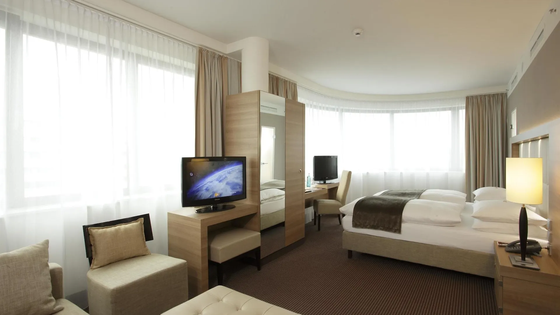 H4 Hotel Berlin Alexanderplatz 4*,